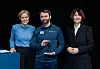 Her mottar Alexis Sevault, CTO i Cartesian, designplus-prisen i kategorien «HVAC & Sustainability' under ISH. Slik ser Thermal Box ut.
