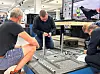 Fishers leverer komplette modulbaserte systemer og festemateriell for ethvert behov, som nå blir hyllevarer i Ahlsells butikker landet over. Ahlsell har ansatt den erfarne salgsingeniøren Peter K. Nilsen (til venstre) som følge av satsingen på festemateriell. Bildet er fra samlingen med over 20 selgere fra Ahlsell og Fischer sitt salgsapparat i Norge som et ledd i kompetansebyggingen. Til høyre Frank Gullaksen fra Fischer Norge. Key Account Manager