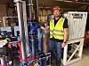 Prosjektleder Tony Høyholm viser frem rørarbeidene i teknisk rom. Ifølge Terjesen er nettopp det å samle flere systemer hos én leverandør en viktig del av gevinsten. Prefabrikkering blir det mer av i prosjektene til Olaf B. Terjesen fremover. Her ser vi en av lærlingene, Ayla Christensen ( i midten) som er med på prosjektet for Sandefjord kommunes nye omsorgs- og avlastningsboliger på Myreskauen. Prosjektleder Tony Høyholm og ansvarlig for teknisk rom i prosjektet, rørlegger Daniel Wold.
