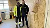 Lærling Vambastin Jour og prosjektleder Sven-Andre Reitan i VITO Tekniske Entreprenør på bedriftens egen prøvestason.