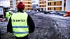 Ansatt på befaring på byggeplass.