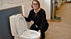 Anne Ersnes, produktsjef synlige produkter hos Geberit Norge, viser frem det gulvstående toalettet, GlowArt, hvor skåla er vesentlig endret i forhold til tradisjonelle gulvstående toaletter.