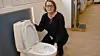 Anne Ersnes, produktsjef synlige produkter hos Geberit Norge, viser frem det gulvstående toalettet, GlowArt, hvor skåla er vesentlig endret i forhold til tradisjonelle gulvstående toaletter.