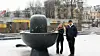 Her ser du studentene Eirik Haug og Hege Høgseth fra Institutt for bygg- og energiteknikk i Klosterenga park på Grønland i Oslo, som har skulpturer, vannførende nisjer og basseng.