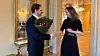 Lars Jacob Hiim, DSBs nye sjef, får blomster av justis- og beredskapsminister Astri Aas-Hansen. Foto: JD