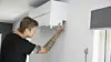 Montering av innedel til luft-til-luft varmepumpe. FOTO: Norsk Varmepumpeforening.