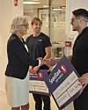 Iselin Bast gratulerer de to mottakerne, Marius Jacobsen og David Dzurilla under utdelingen.