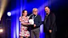Alf Stig Holsmo, VB Lofoten Vann og Varme, vinner av VB Hederspris 2023. Sammen med Kathrine Auestad, prosjektleder VB Samlet og konsernsjef Anders Almestad. Foto: Anne Lise Norheim.