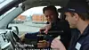 Vegar og Marius spiser ofte lunsjen sin i bilen. Foto: TV-serien RØRLEGGERNE