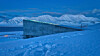 Svalbard globale frøhvelv er sprengt inn i fjellgrunnen til Platåfjellet, omtrent en mil fra Longyearbyen lufthavn. Det totale arealet er på 1000 kvadratmeter, men bare inngangslobbyen i betong er synlig utenfor. Foto av Øyvind Breyholtz / Alamy.