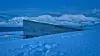 Svalbard globale frøhvelv er sprengt inn i fjellgrunnen til Platåfjellet, omtrent en mil fra Longyearbyen lufthavn. Det totale arealet er på 1000 kvadratmeter, men bare inngangslobbyen i betong er synlig utenfor. Foto av Øyvind Breyholtz / Alamy.