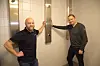 Kalle Jonasson, prosjektleder i Eriksen & Jensen AS (tv) forteller at rørleggerfirmaet har installert hygienespyling som et tiltak mot legionella i Korsvoll Flerbrukshall. - Dette er et trygt system som vi har hatt meget gode erfaringer med. Her sammen distriktssjef og prosjektkoordinator Lasse Pedersen i FM Mattsson.