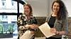 Avtalen ble signert av daglig leder Katharina Th. Bramslev i Grønn Byggallianse (t.h.) og konserndirektør Siri Hunnes Blakstad i SINTEF Community. Foto: SINTEF
