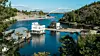 her-ligger-en-moderne-bolig-og-flyter-pa-vannet-utenfor-stockholm-3