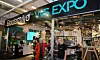 VVS Expo ligger sentralt til på Alnabru i samme bygg som Obs bygg, og har en meget god beliggenhet. Inngangspartiet er godt i øyenfallende for kundene. Anita Sagen, Duravit og Joakim Resvold foran inngangen. Eli Skogsrud viser her frem badekaret i Qatego-serien hvor man finner det rene fine designet. - Dette er produkter av høykvalitet og design, påpeker hun. Duravit har sine to siste dusjtoaletter Starck f lite og D-Neo utstilt. Eli Skogsrud, Joakim Trosterud Resvold, og Anniken Bergerøy viser noen av dusjløsningene VVS Expo har i butikken fra Duravit. Markedssjef Anita Sagen i Duravit, viser frem serien Qatego, som ble lansert på ISH i mars 2023. Studio F. A. Porsche står bak designet av denne lekre og tidløse serien. - Dette er virkelig en serie vi har stor tro på.