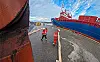 Mannskaper fra Drammen Havn gjør klart til å ta imot 300 rør, fra én av totalt ti båtlaster. (Foto: Jørn Søderholm, Praktisk Talt AS) Bildet: Kontroll ved lossing av rørene i Drammen. Her ved Knut Stensberg i SG PAM Norge AS.