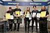 Her ser vi alle de fem rørleggerlærlingene med beviset på at de har bestått svenneprøven, og nå kan kalle seg rørleggere: Fra venstre Theodor Hofstad, Andreas Støle, Julie Forseth, Henrik Berget, og Petter Strande Lønhaug.