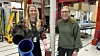 Rådgiver Camilla Bakken Aas (t.v.) og forskningsingeniør Karolina Stråby viser fram noen av plastrørene som skal testes i Norner og SINTEFs laboratorier. Foto: Ida Rambæk