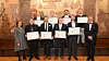 Her ser vi de ferske rørleggermesterne. Foran fra venstre Elizabeth Hartmann; Mesterbrevnemnda; Hans-Erik Fossum, Fossum & Kristiansen;Joakim Paulsen, Rørlegger Tommy Paulsen & Sønner;Frode Behn, 2 Rørleggere, Kristian Andersen, Ask VVS og oldermann Knut Jensen. Bak fra venstre Kasper Juul, Juuls Rørservice; Sebastian Gjerberg Aakerman, Ask VVS, Birger Sturtzel, Juuls Rørservice; Vegard Bekken, WSP Norge. Stian Gabrielsen, fra Comfort Bryn, er også ferdig utdannet mester i dette kullet, men kunne ikke være til stede under utdelingen.