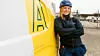 Assemblin - jente ved bil